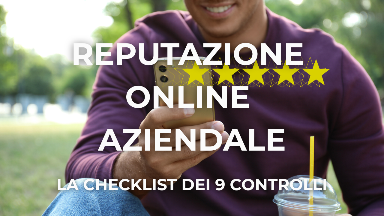 Scheda recensioni a cinque stelle esaminata con una lente d'ingrandimento, simbolo della reputazione online aziendale